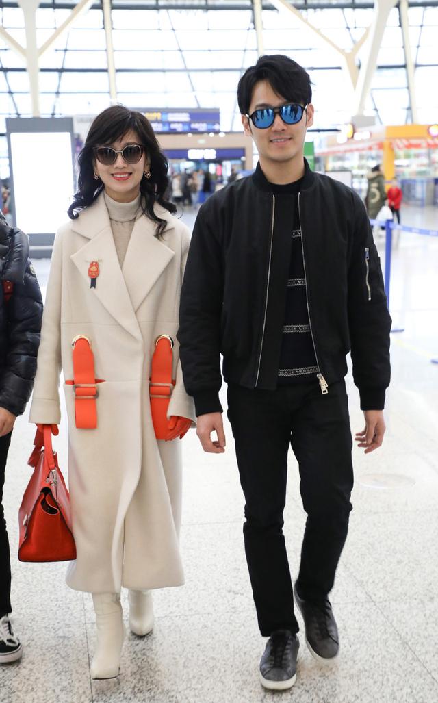 赵雅芝和黄恺杰（赵雅芝与33岁小儿子现身机场）(1)
