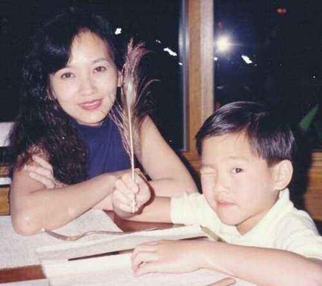 赵雅芝和黄恺杰（赵雅芝与33岁小儿子现身机场）(9)