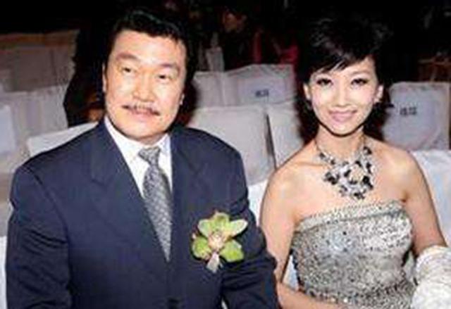 赵雅芝和黄恺杰（赵雅芝与33岁小儿子现身机场）(10)