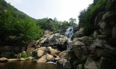 ​济南九如山美如画，瀑布似雪映入山间，一次游园终身免费