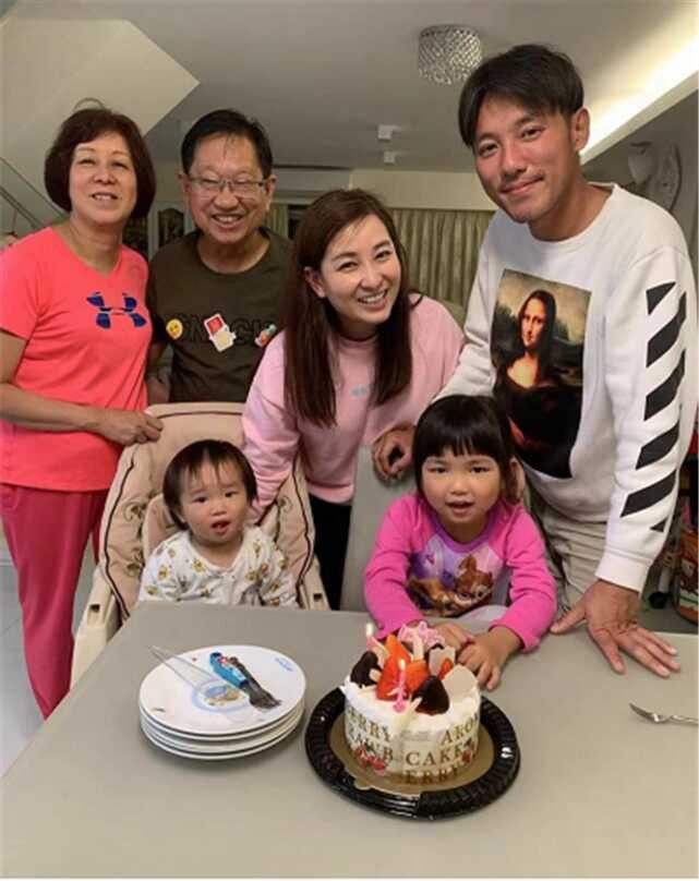 刘德华三度金像奖(刘德华一家人的近照)