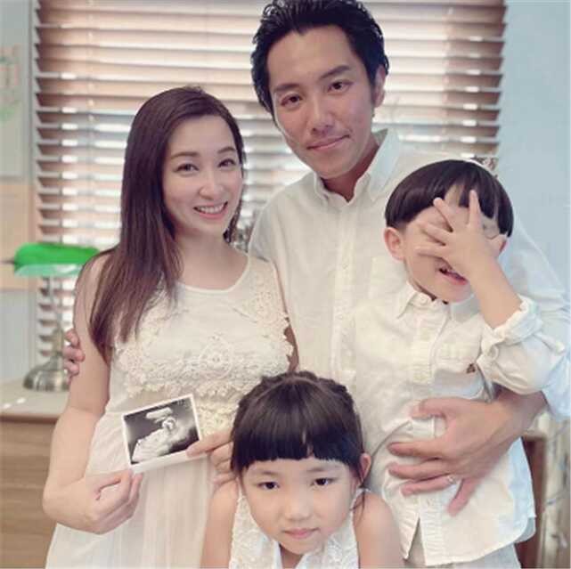 刘德华三度金像奖(刘德华一家人的近照)