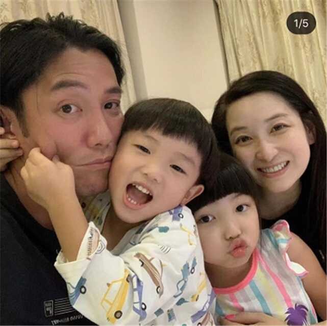 刘德华三度金像奖(刘德华一家人的近照)