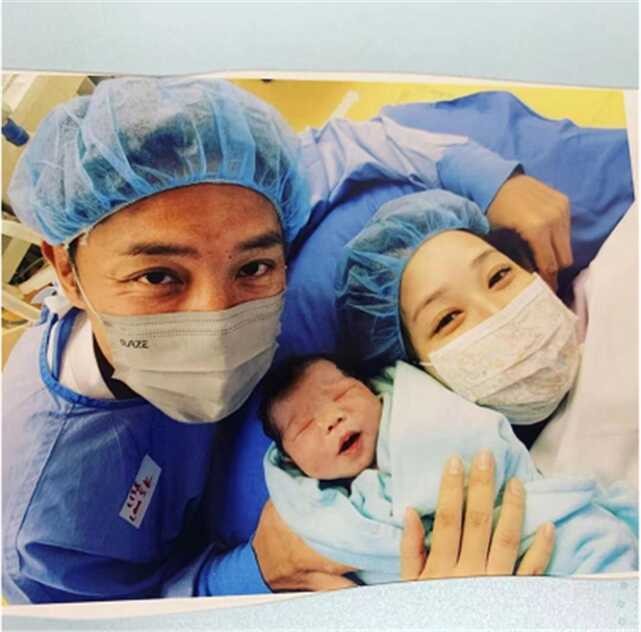 刘德华三度金像奖(刘德华一家人的近照)