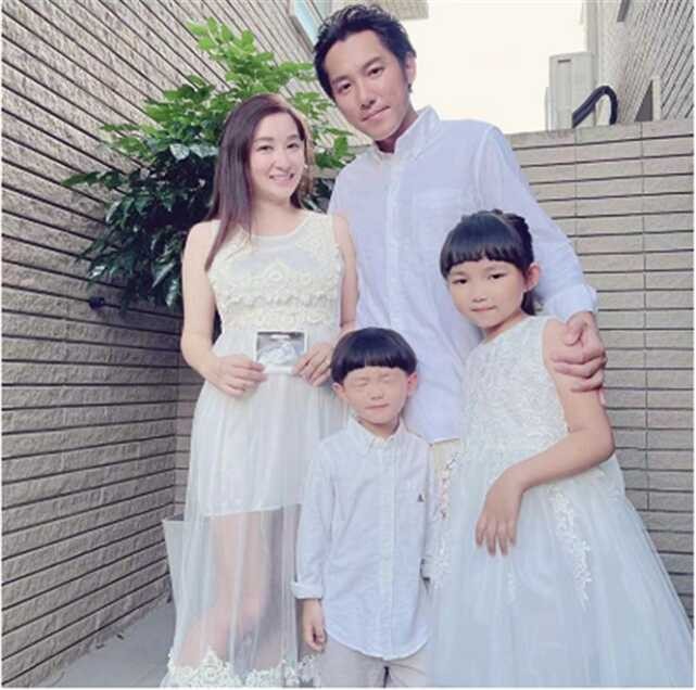 刘德华三度金像奖(刘德华一家人的近照)