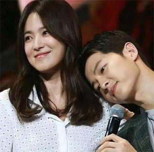 唐嫣与宋慧乔同场看秀,差2岁状态迥异,辣妈风采更胜一筹