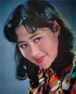 74岁斯琴高娃与刘晓庆同框:岁月造影,谁的生活更精彩?