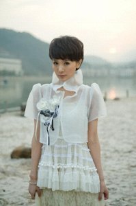 她在《甄嬛传》中因声音出圈,被赞美貌不输给华妃