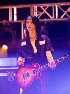 张淇担任黑豹乐队主唱8年终获替换,以团宠身份征战《哥哥》节目,却遇霉运