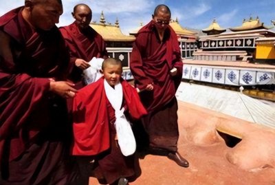 90后孩童被认定为活佛转世,然而成为灵童的过程却不那么简单!