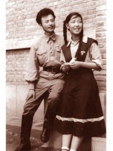 胡松华:60年婚姻催人泪下,老伴去世后,现在93岁高龄过得怎样?