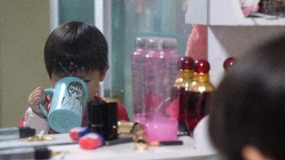 雇主失联,育儿嫂当了三年妈,报警寻亲却发现“真假”父母都在监狱服刑