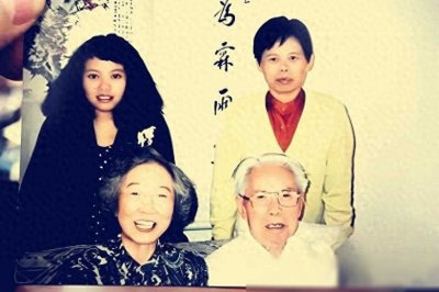 1990年,军统特务毛森,一张罕见家庭照,晚年回乡祭祖,懊悔