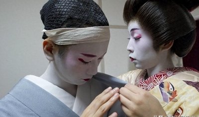 15岁少女成为日本国宝级“花魁”,英国女王都吃醋